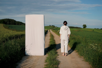 Anne Glassner, Spaziergang mit Matratze, 2020, Foto: Christian Prinz